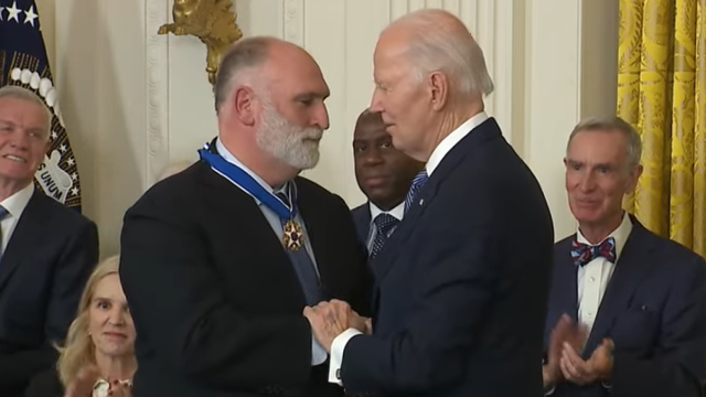 El chef José Andrés junto a Joe Biden en la Ceremonia de la Medalla Presidencial de la Libertad