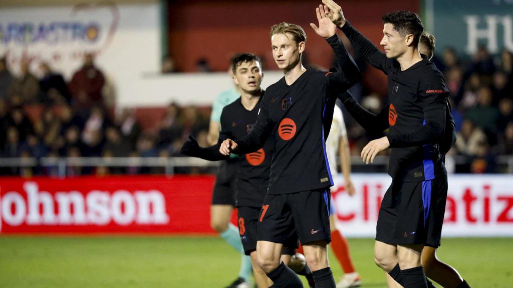 Frenkie de Jong celebra con Lewandowski el gol del polaco en el partido.