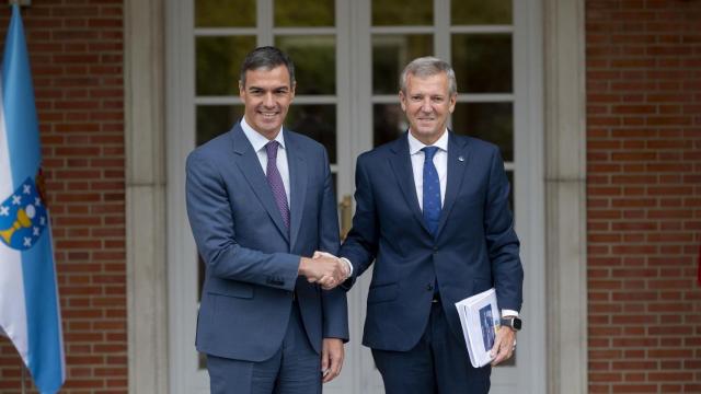 Archivo - El presidente del Gobierno, Pedro Sánchez (i), recibe al presidente de la Xunta de Galicia, Alfonso Rueda (d), en el Complejo de La Moncloa