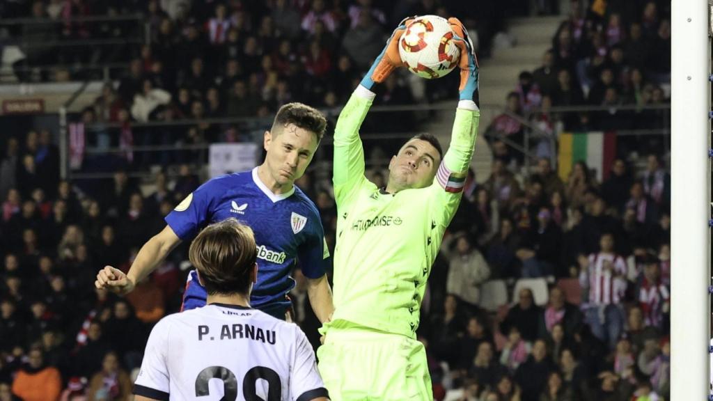 El portero de la UD Logroñés, Enrique Royo, bloca un balón durante el partido.