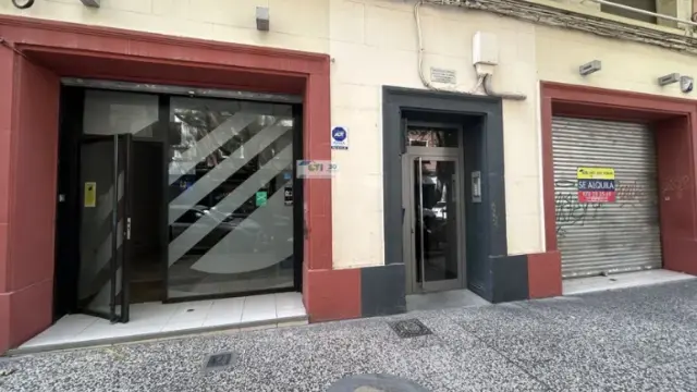 Uno de los locales vacíos de la calle de Moncasi, actualmente en alquiler.