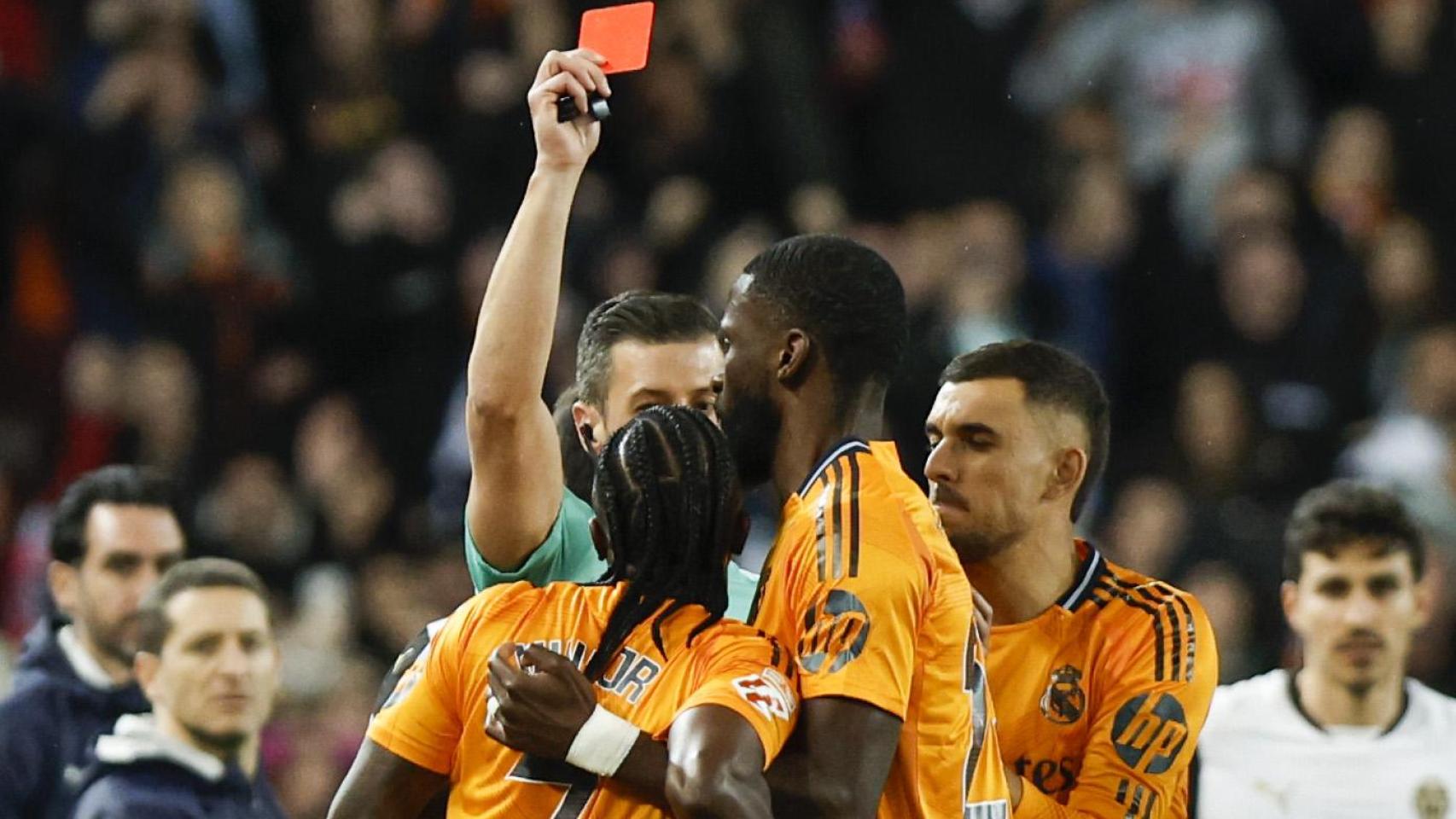 Vinicius ve la tarjeta roja durante el Valencia - Real Madrid