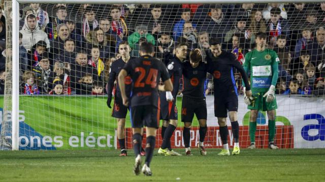 Los jugadores del Barça celebran el gol de Pablo Torre en el partido.