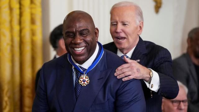 Joe Biden entrega la Medalla Presidencial de la Libertad a Magic Johnson.