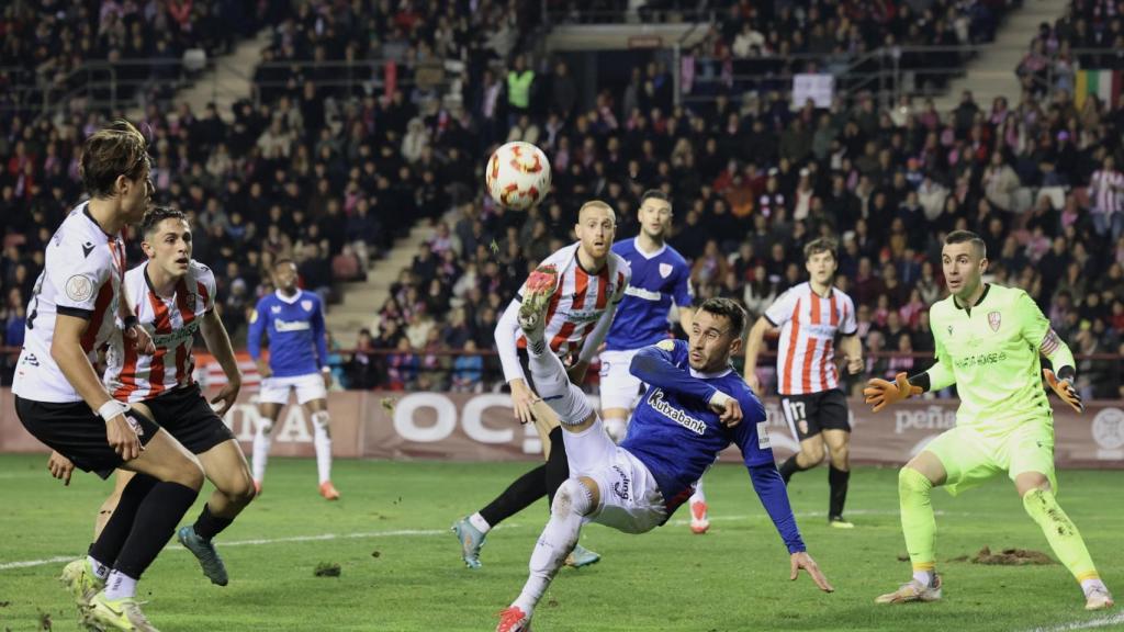 Álex Berenguer trata de hacer una chilena durante el partido ante la UD Logroñés.