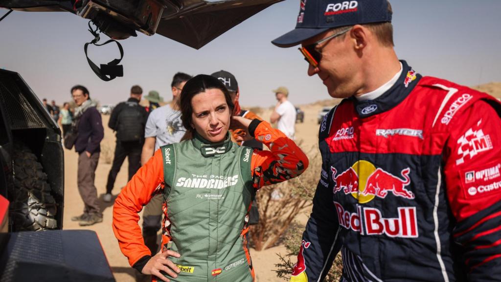 Cristina Gutiérrez habla con Ekstrom durante el Dakar 2025