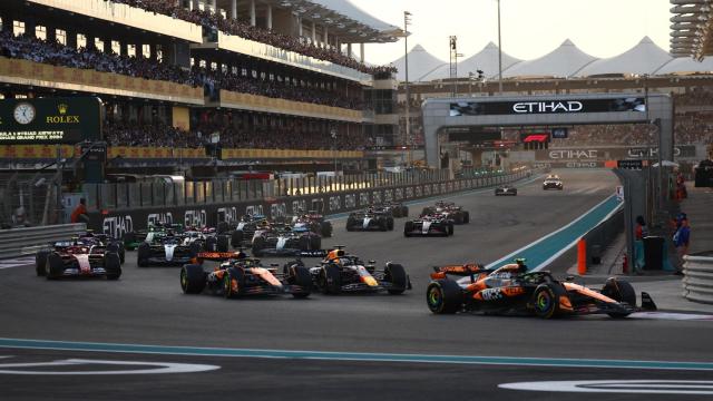 Lando Norris lidera la carrera sobre el circuito de Yas Marina en el GP de Abu Dabi.