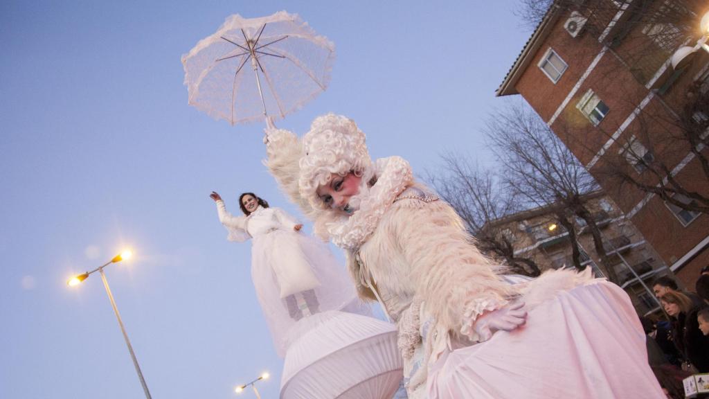 Un personaje de la Cabalgata de Reyes Magos 2017 en Toledo luce un paraguas.