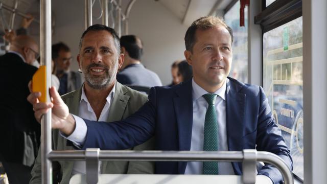 El alcalde de Toledo, Carlos Velázquez (d), y el concejal de Movilidad, Iñaki Jiménez (i), en un autobús urbano.