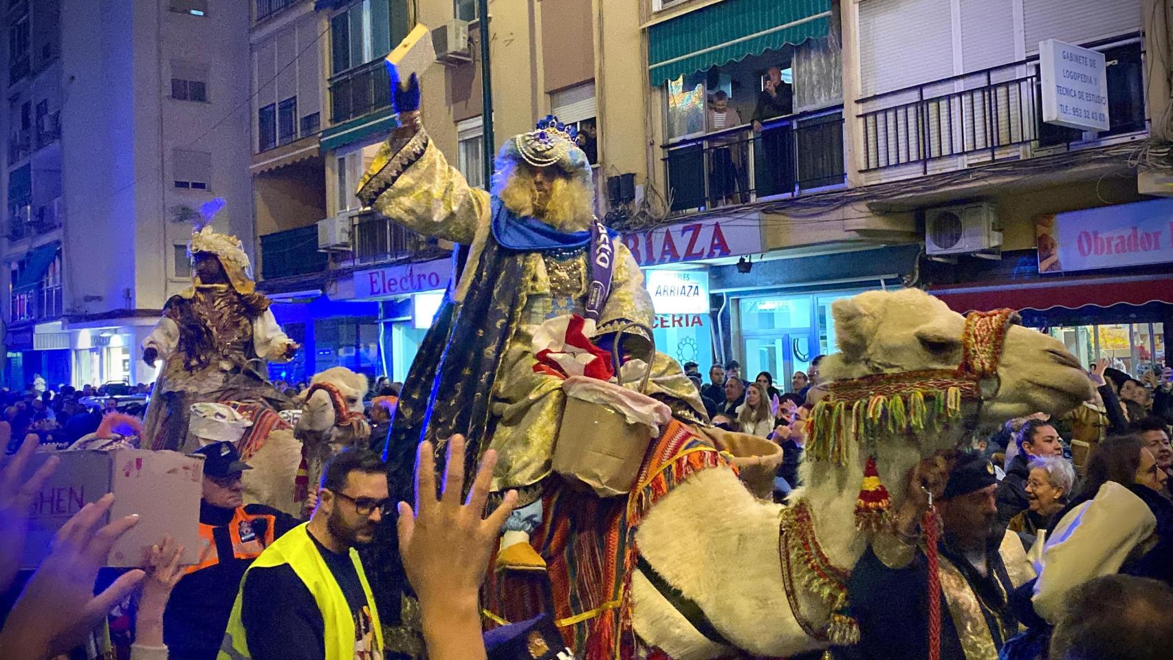 Gaspar lanzando un cofre con regalos en la cabalgata de Cruz de Humilladero.