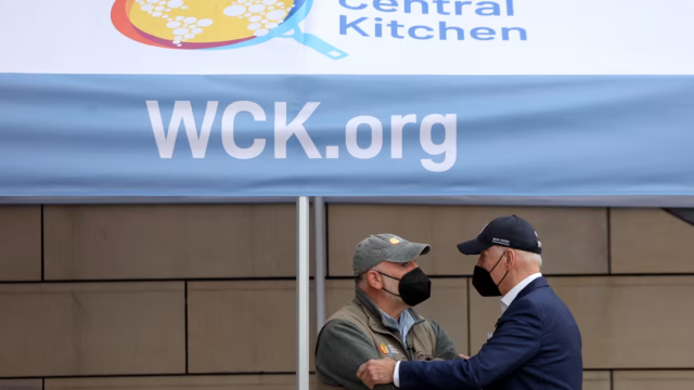 El chef José Andrés junto a Joe Biden en 2022 en Polonia.