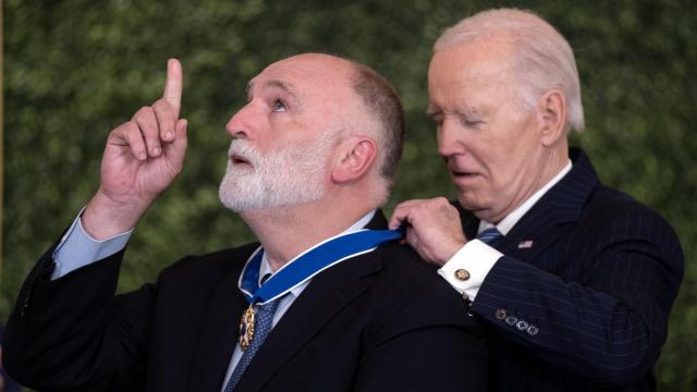 El presidente de EEUU, Joe Biden, pone la medalla a José Andrés, que la dedica mirando al cielo.