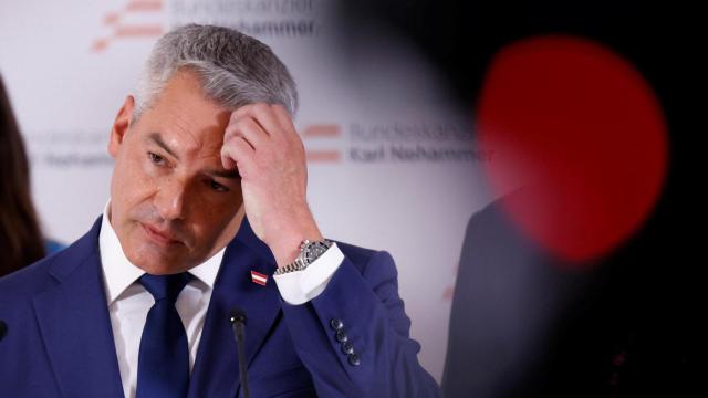 El exlíder del Partido Popular (OEVP) y canciller Karl Nehammer se dirige a los medios de comunicación durante la presentación de su programa electoral en Viena, Austria, el 5 de septiembre de 2024.