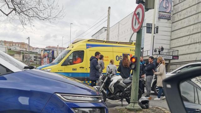 Un motorista trasladado en A Coruña tras sufrir un accidente en la Ronda de Outeiro