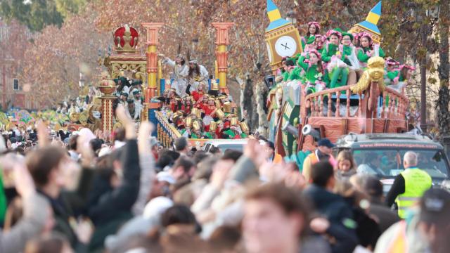 Sevilla se desborda para dar el recibimiento más tempranero de la historia a los Reyes Magos