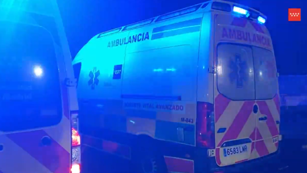 Los servicios de Emergencias 112 Comunidad de Madrid acuden a rescatar a una mujer atropellada en Guadarrama (Madrid).