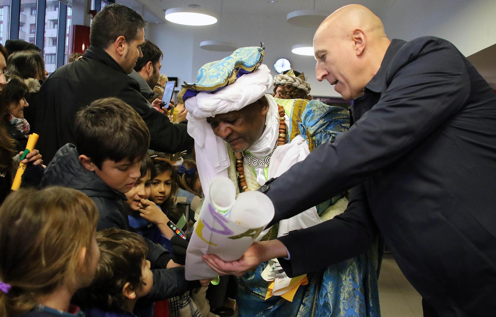 Los Reyes Magos y toda su comitiva llegaron hoy a la estación de Adif de León (1)