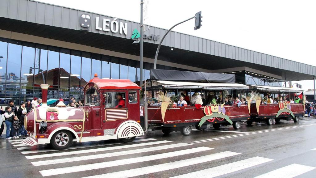 Los Reyes Magos y toda su comitiva llegaron hoy a la estación de Adif de León