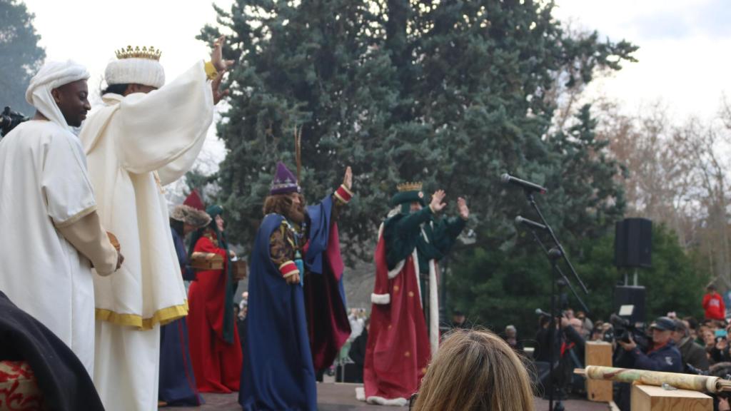 Melchor, Gaspar y Baltasar han saludado a los más pequeños en su llegada a la ciudad