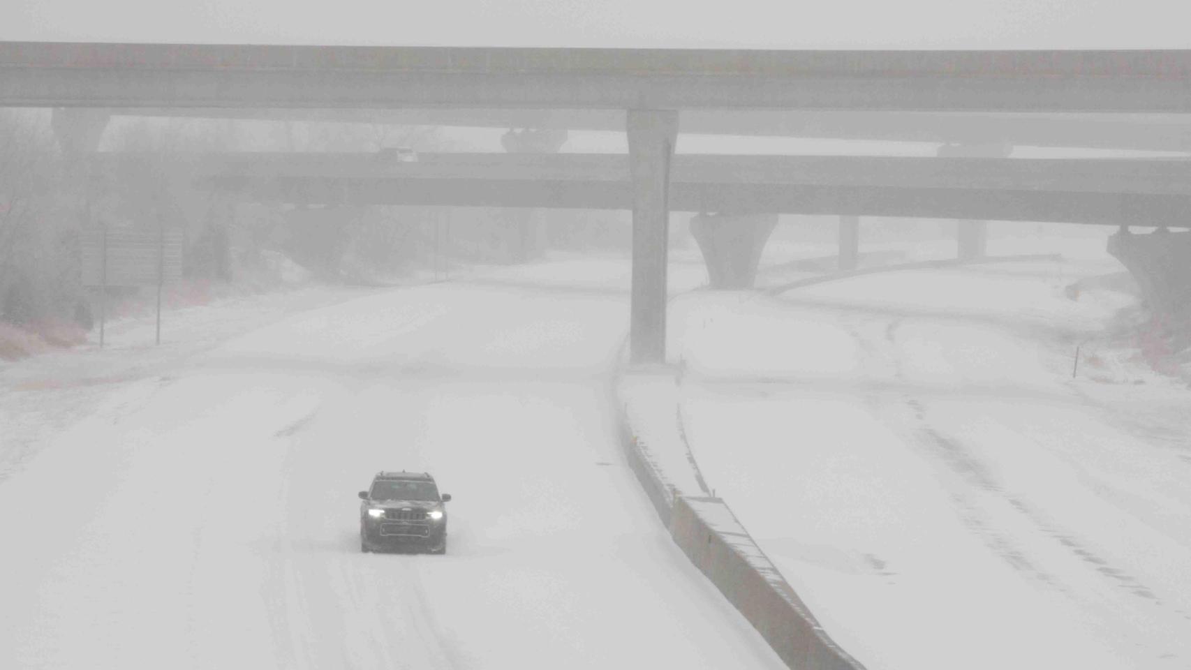 Un vehículo viaja en dirección oeste en condiciones de tormenta de nieve durante una tormenta invernal en la Interestatal 70 en Topeka, Kansas, EE.UU., el 5 de enero de 2025.