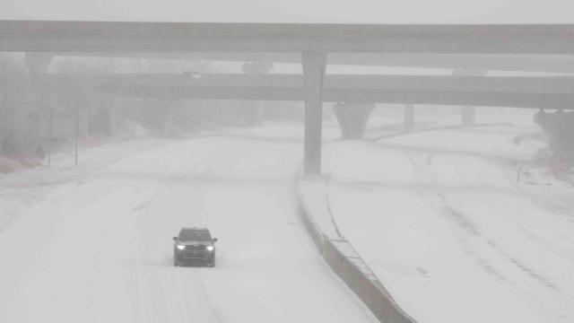 Un vehículo viaja en dirección oeste en condiciones de tormenta de nieve durante una tormenta invernal en la Interestatal 70 en Topeka, Kansas, EE.UU., el 5 de enero de 2025.