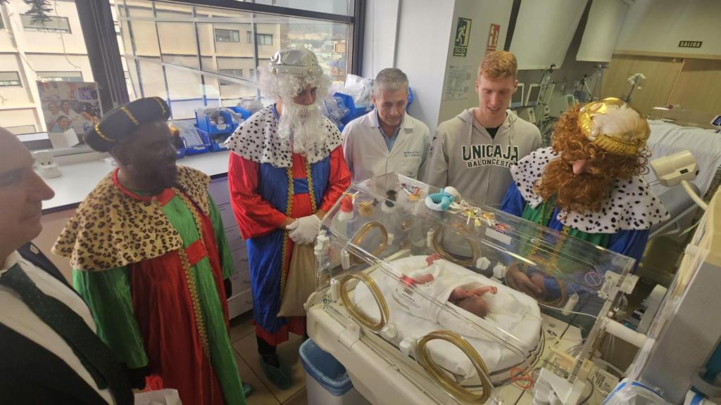 Los Reyes Magos, Alberto Díaz, José Carlos Gaspar y Manuel Baca en la UCI neonatal del Hospital Quirónsalud en Málaga.