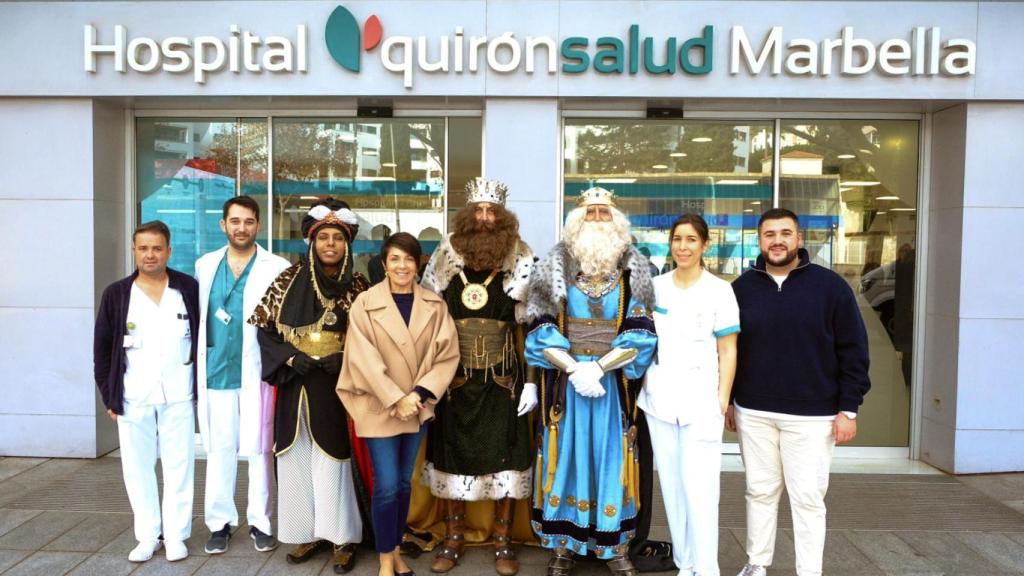 Los Reyes Magos y personal sanitario en el Hospital Quirónsalud Marbella.