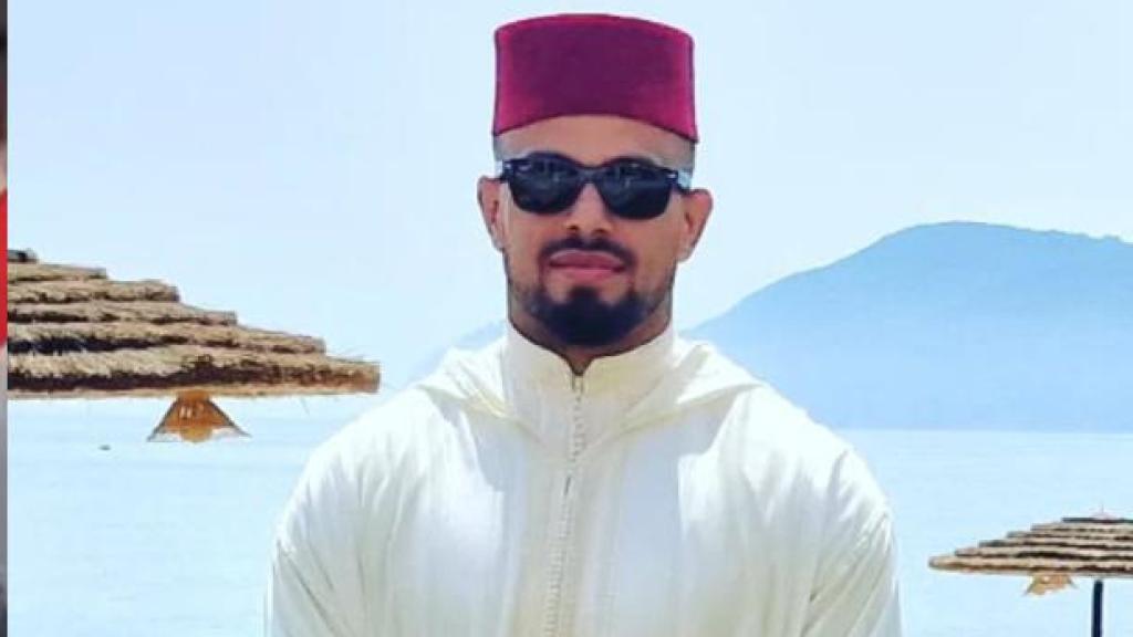 A la izquierda Yusef Kaddur vestido de blanco pasea junto al rey Mohammed VI por un centro comercial de Abu Dabi. A la derecha, el luchador melillense en una de sus imágenes en Instagram.