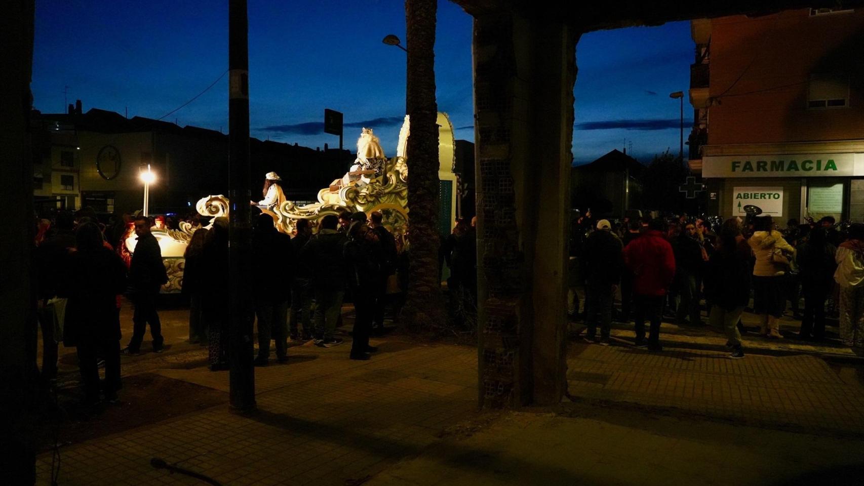 Vista de la carroza del rey Melchor en Paiporta, desde el interior de un bajo destruido por las inundaciones. EP / Eduardo Manzana