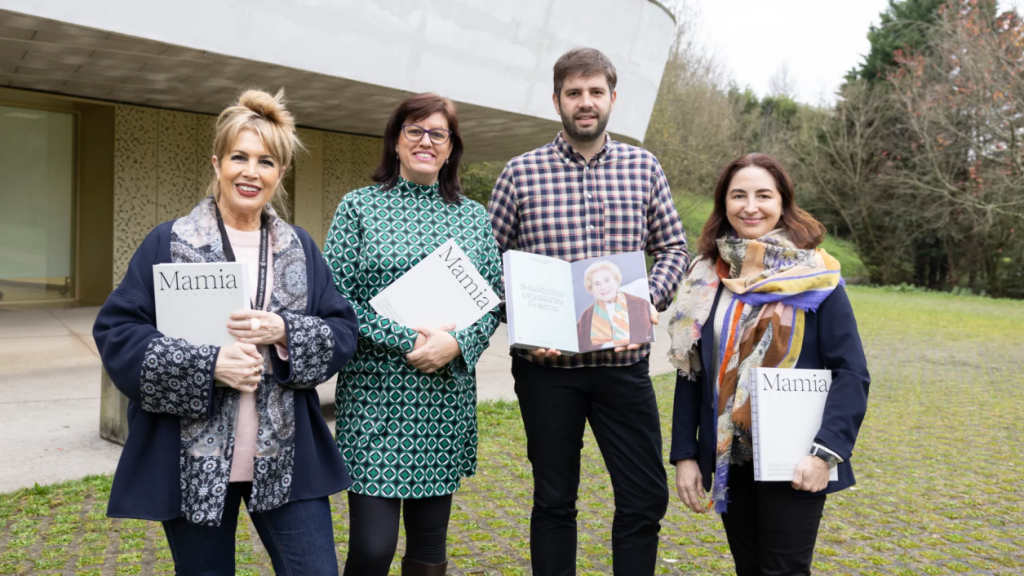 La cocinera Elena Arzak (d) posa en el Basque Culinary Center con Luisa López (i), Lorena Gómez (2i) e Imanol Zubelzu (2d), coordinador del libro 'Mamia'.