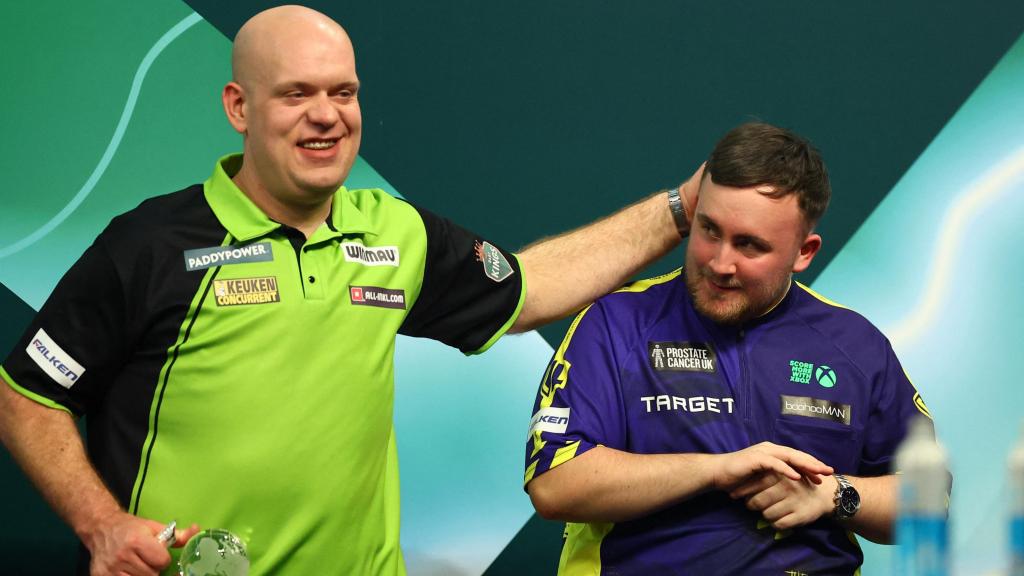 Michael van Gerwen felicita a Luke Littler por su victoria en el Mundial de dardos.