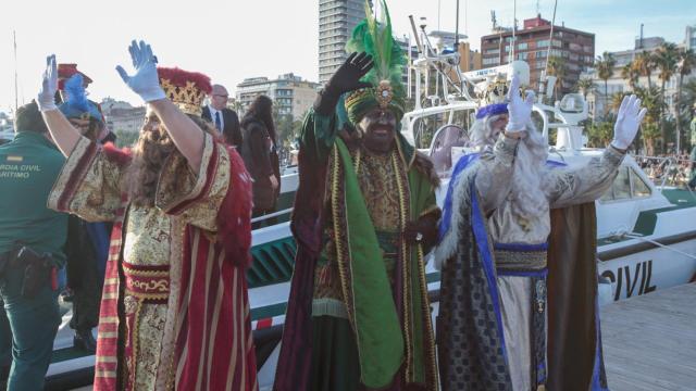 Los Reyes Magos han llegado en una embarcación de la Guardia Civil