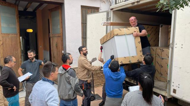 Voluntarios del Virgen del Pilar reconstruyen cocinas tras la DANA: Poder hacer sus platos de siempre les iluminó la cara