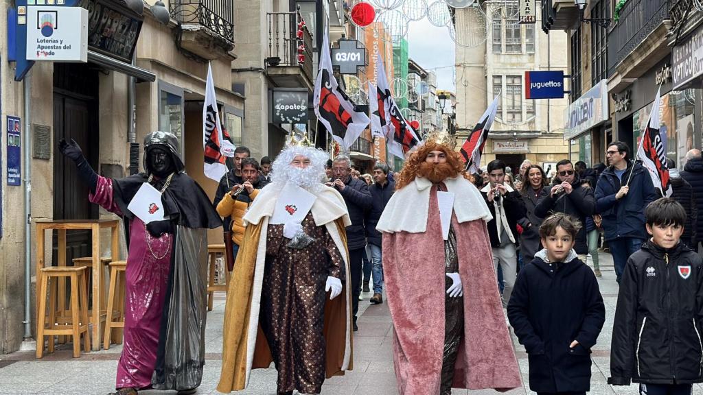 Miembros de la plataforma ciudadana Soria ¡Ya! acompañados por los Reyes Magos registran las firmas recogidas para pedir la retirada del nuevo mapa concesional de transporte de viajeros por carretera