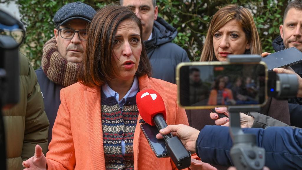 La portavoz nacional del PSOE atiende a los medios en Burgos