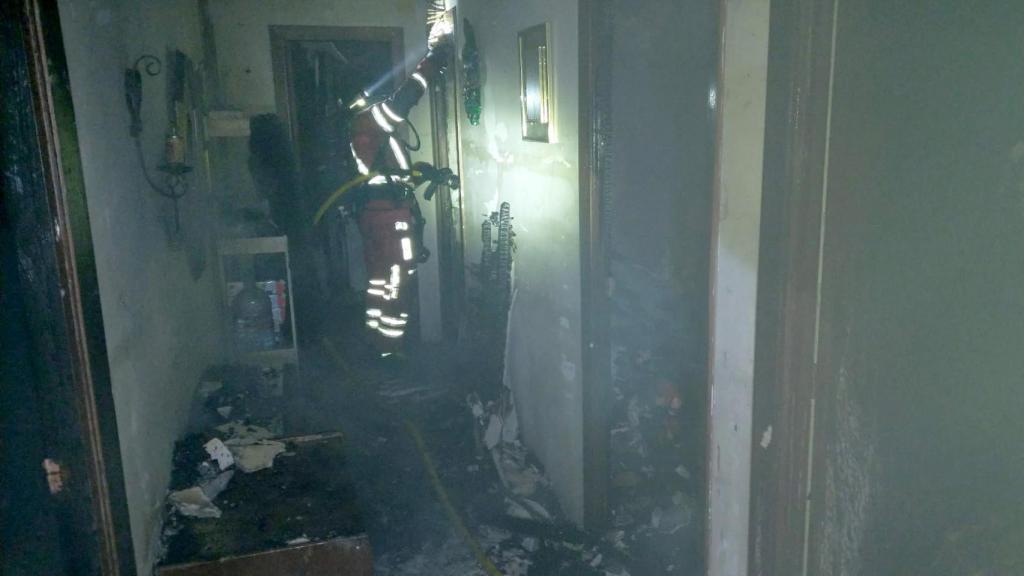 El fuego arrasa parte de una vivienda en Villaverde de los Cestos (León)