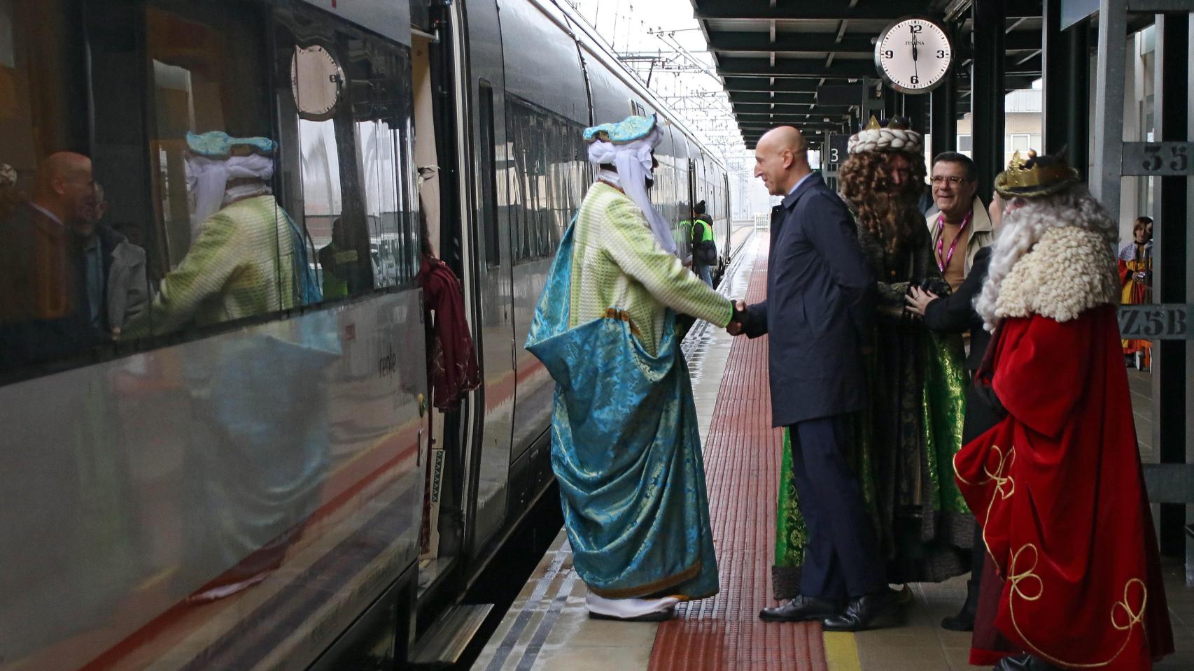 El alcalde de León, José Antonio Diez, recibe a sus majestades los Reyes Magos de Oriente en su llegada en tren a la ciudad