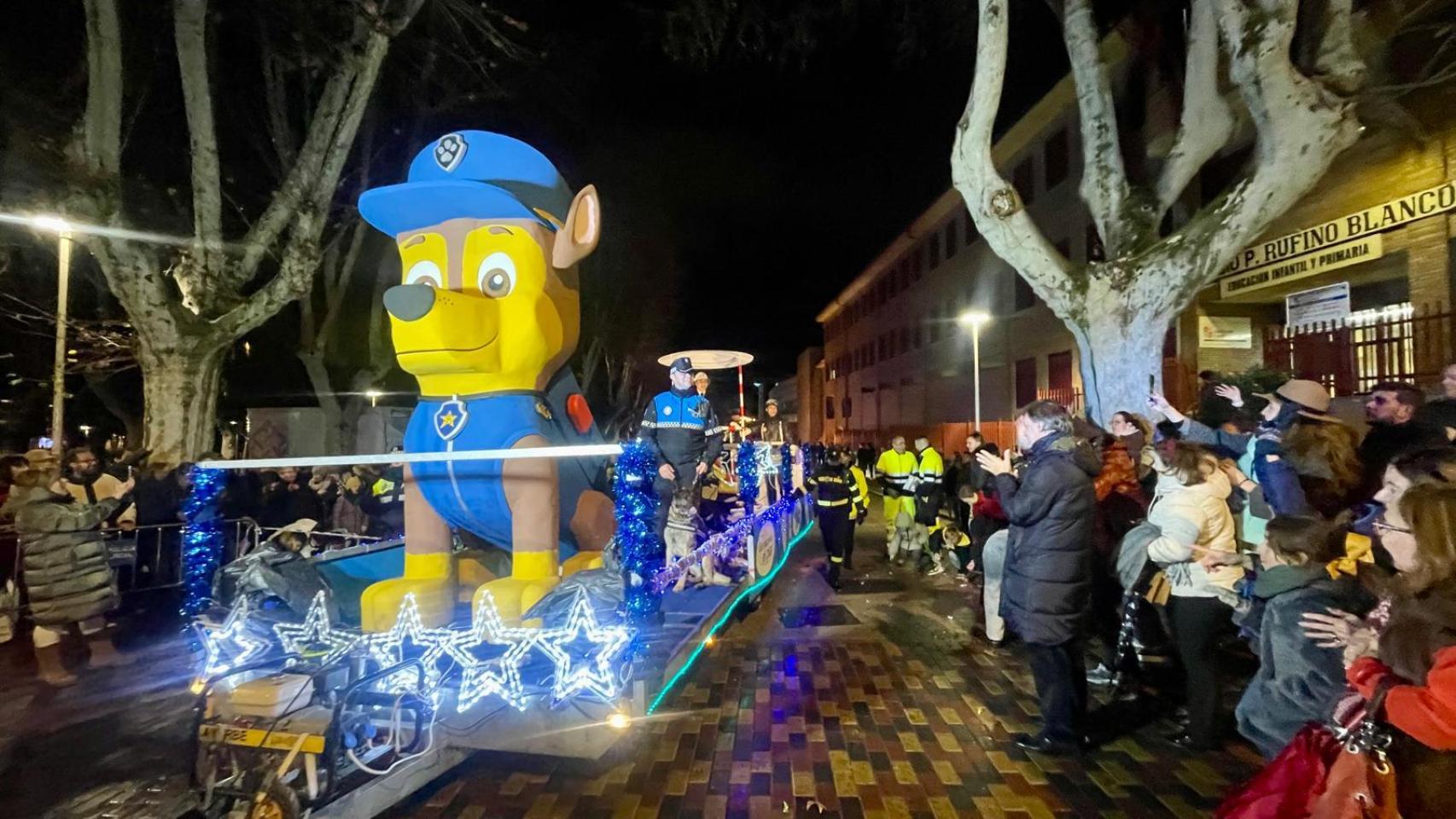 El alcalde de Salamanca, Carlos García Carbayo, asiste a la salida de la Cabalgata de Reyes