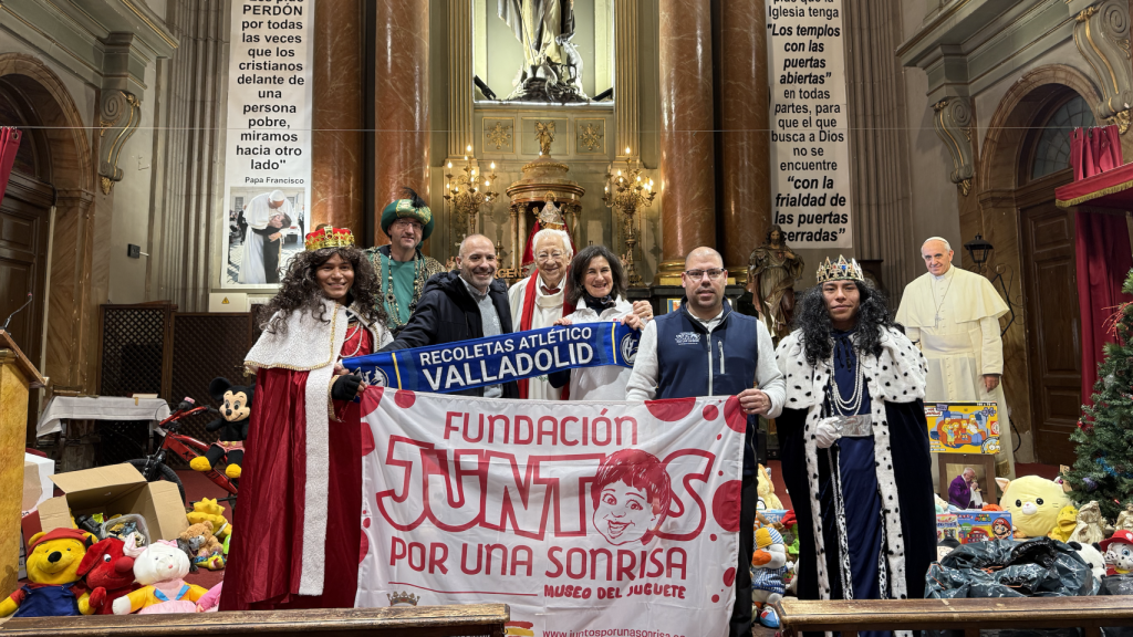 El padre Ángel recibe los más de 3.000 regalos solidarios