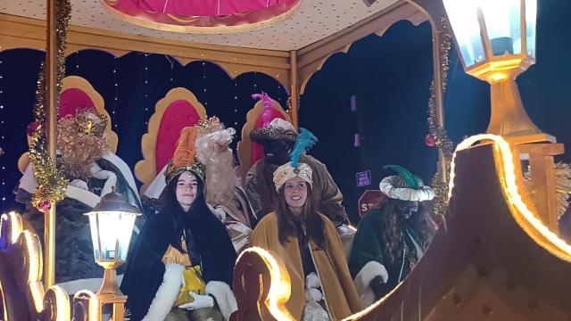 La Cabalgata de Reyes vuelve a inundar de magia e ilusión las calles de Mojados pese a la lluvia