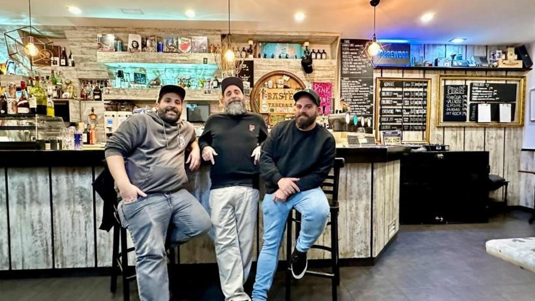 La taberna 'punky' de Getxo donde tres hermanos conquistan con sus vinos, menú del día y sándwich cubano