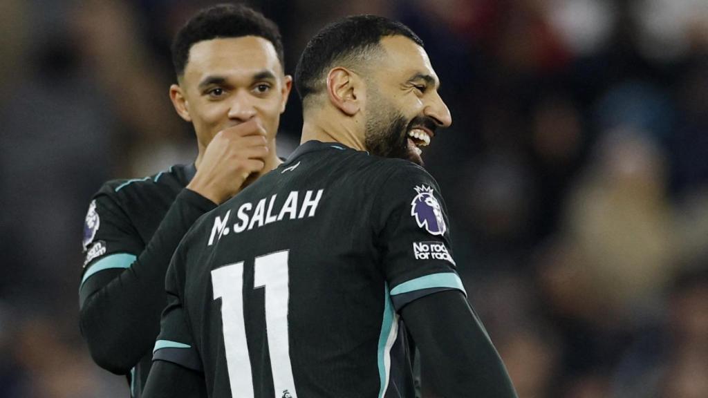 Alexander-Arnold y Salah, durante un partido con el Liverpool.