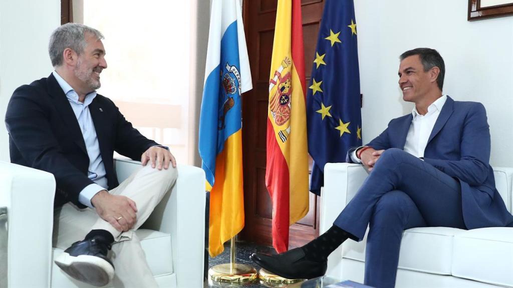 Fernando Clavijo, presidente de Canarias, reunido con Pedro Sánchez, presidente del Gobierno, en La Palma, el pasado agosto.