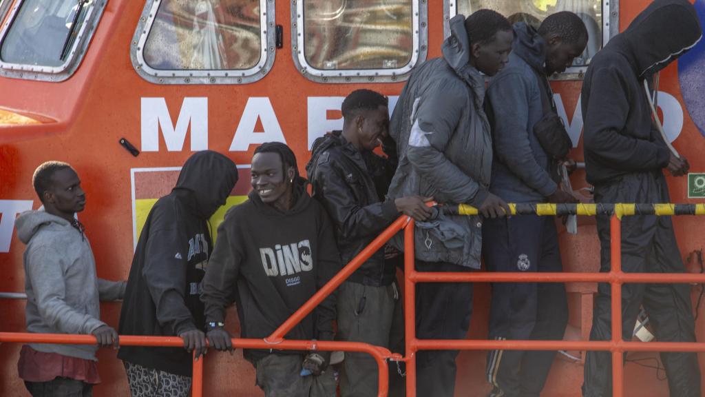 Inmigrantes subsaharianos desembarcando en el Puerto de La Restinga tras ser rescatados de su cayuco  por Salvamento Marítimo.