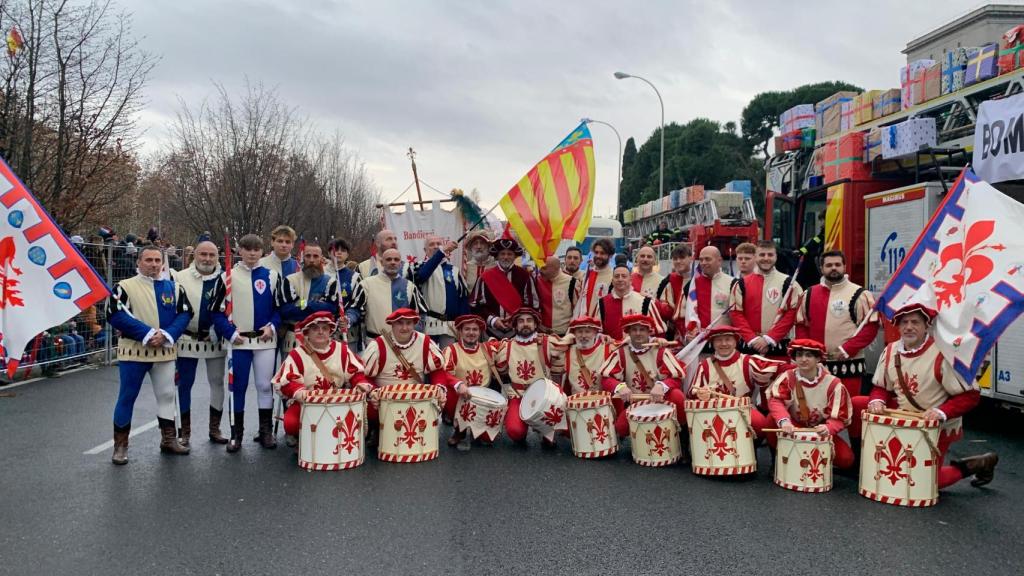 Leonardo, en el centro, con la bandera de Valencia, junto a sus compañeros de Florencia.