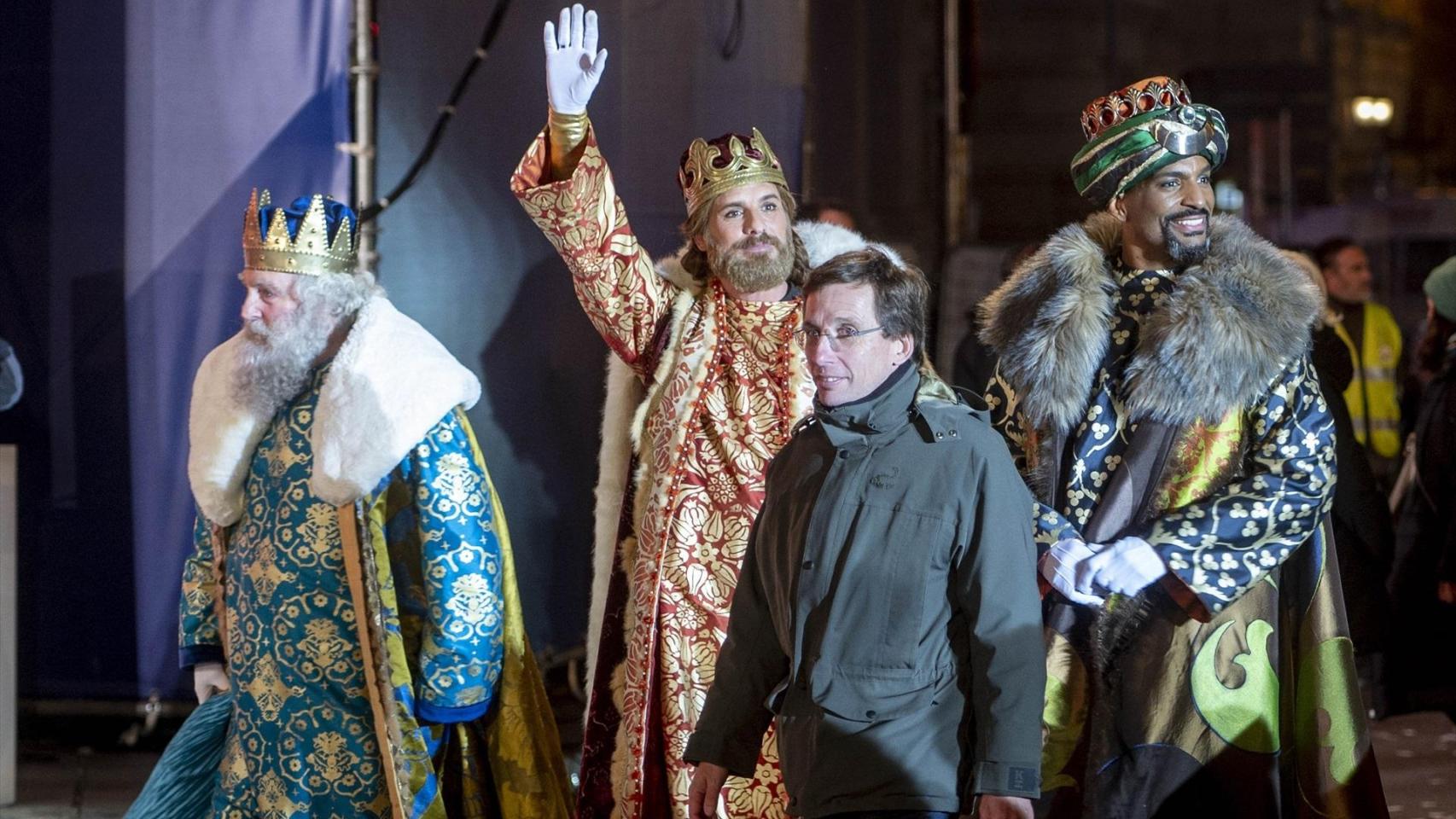 El alcalde de Madrid, José Luis Martínez Almeida, ha recibido a los Reyes Magos en Cibeles.