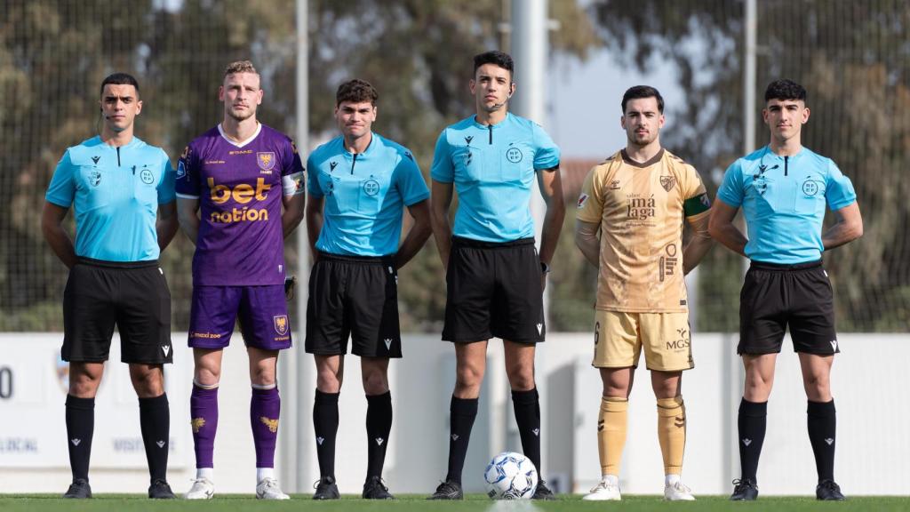 Los capitanes y el trío arbitral del Málaga CF  vs. Go Aheads Eagles