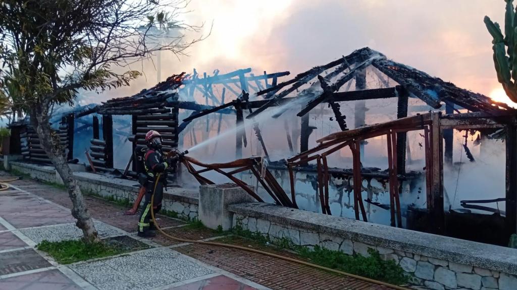 El chiringuito incendiado en Puerto Banús.