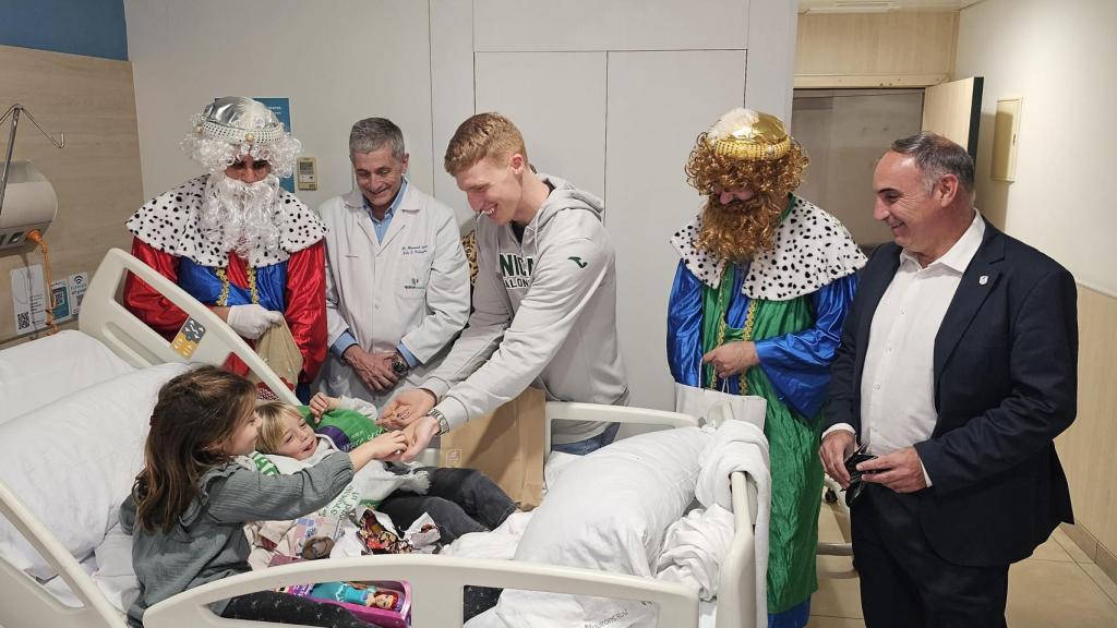 Los Reyes Magos, Alberto Díaz, Manuel Baca y José Carlos Gaspar dan una alegría a unos niños en el Hospital Quirónsalud Málaga.