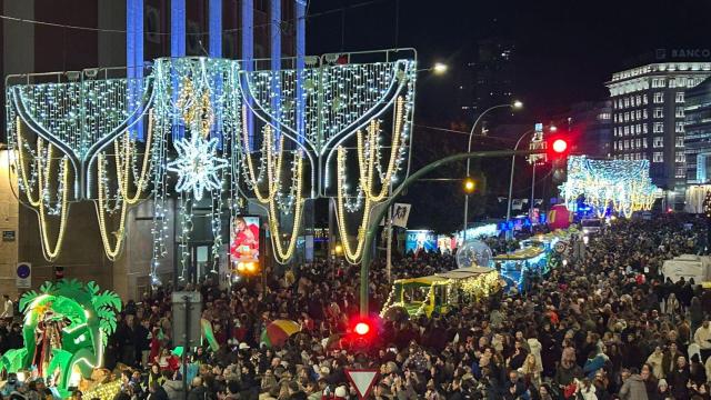 Lluvia solo de caramelos en una Cabalgata de Reyes llena de luz  y color en A Coruña